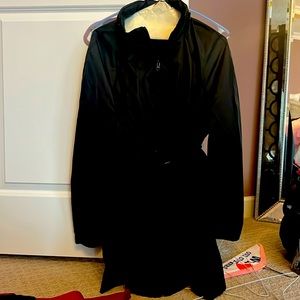 Motherhood Maternity rain coat w zip away hood and conch waost